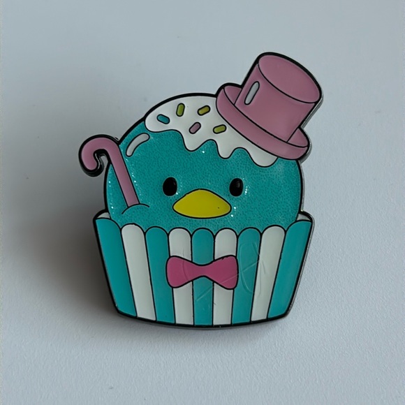 Sanrio glitter cupcakes Hello Kitty and friends blind box Pin Tuxedo Sam - Picture 1 of 3